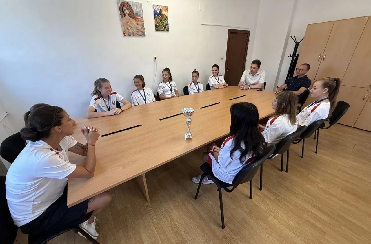 Момичетата от ОФК "Беласица" се срещнаха с кмета