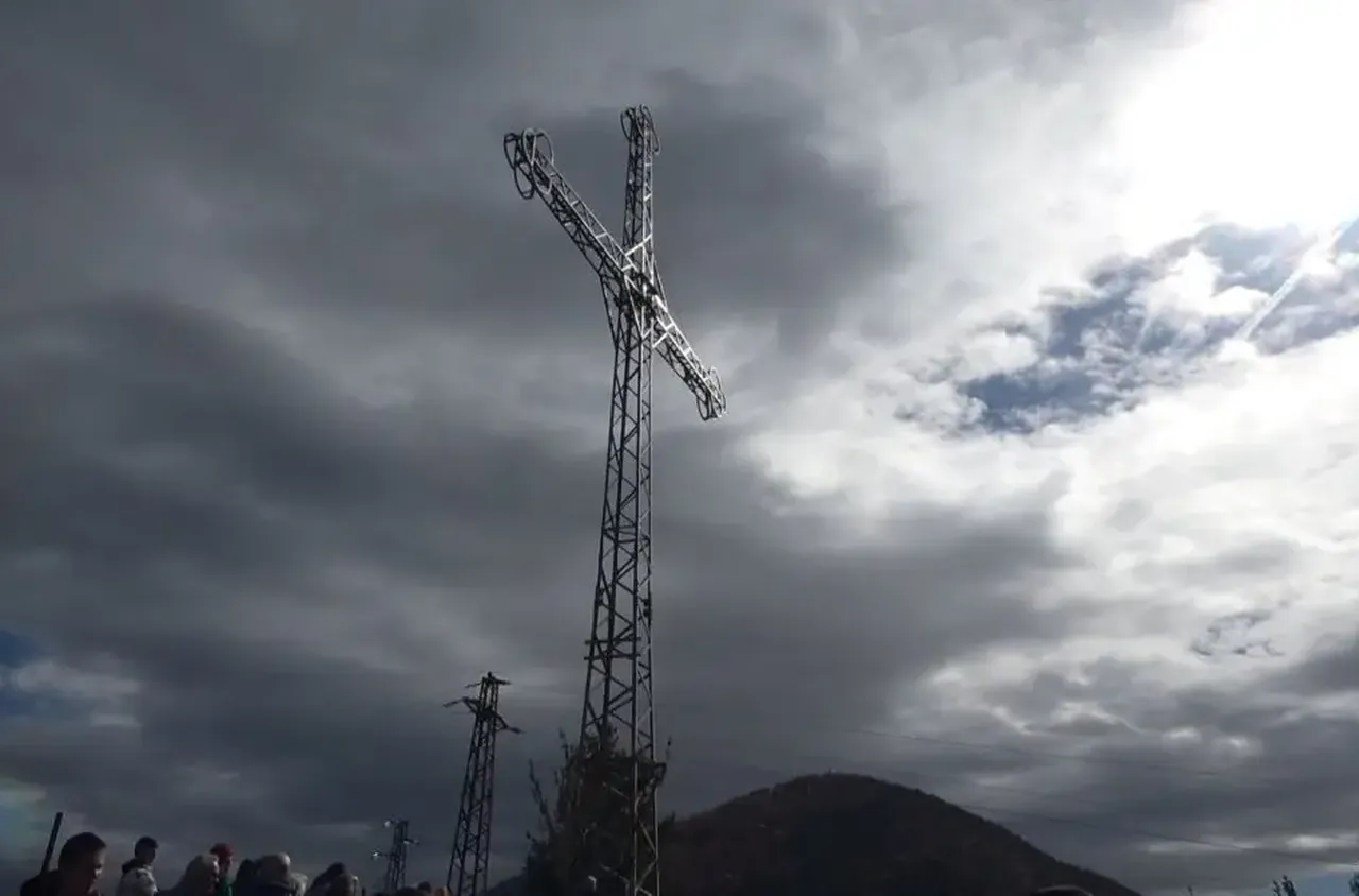 Вярата обедини смолянския кв. "Устово" - издигнаха 19 м кръст 