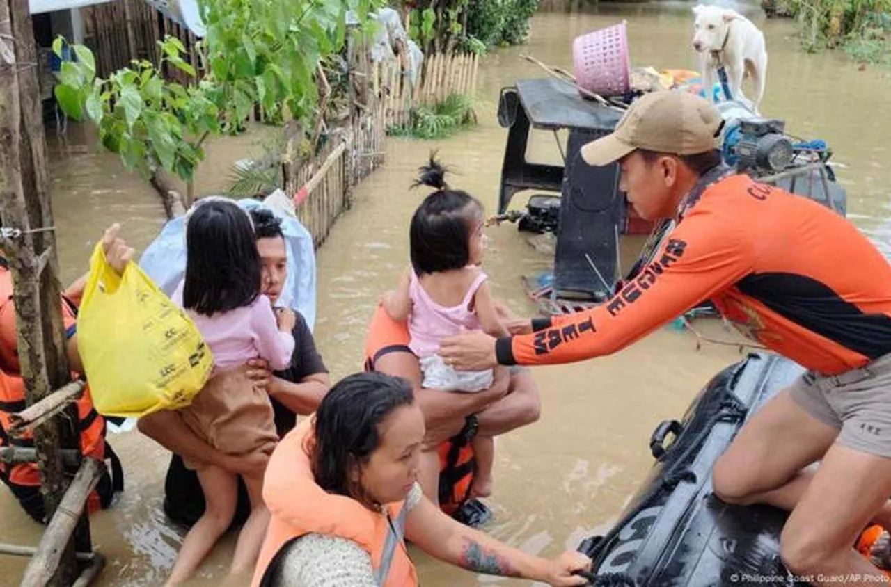 Мащабни наводнени и свлачища след бурята "Трами" във Филипините, десетки са загиналите 