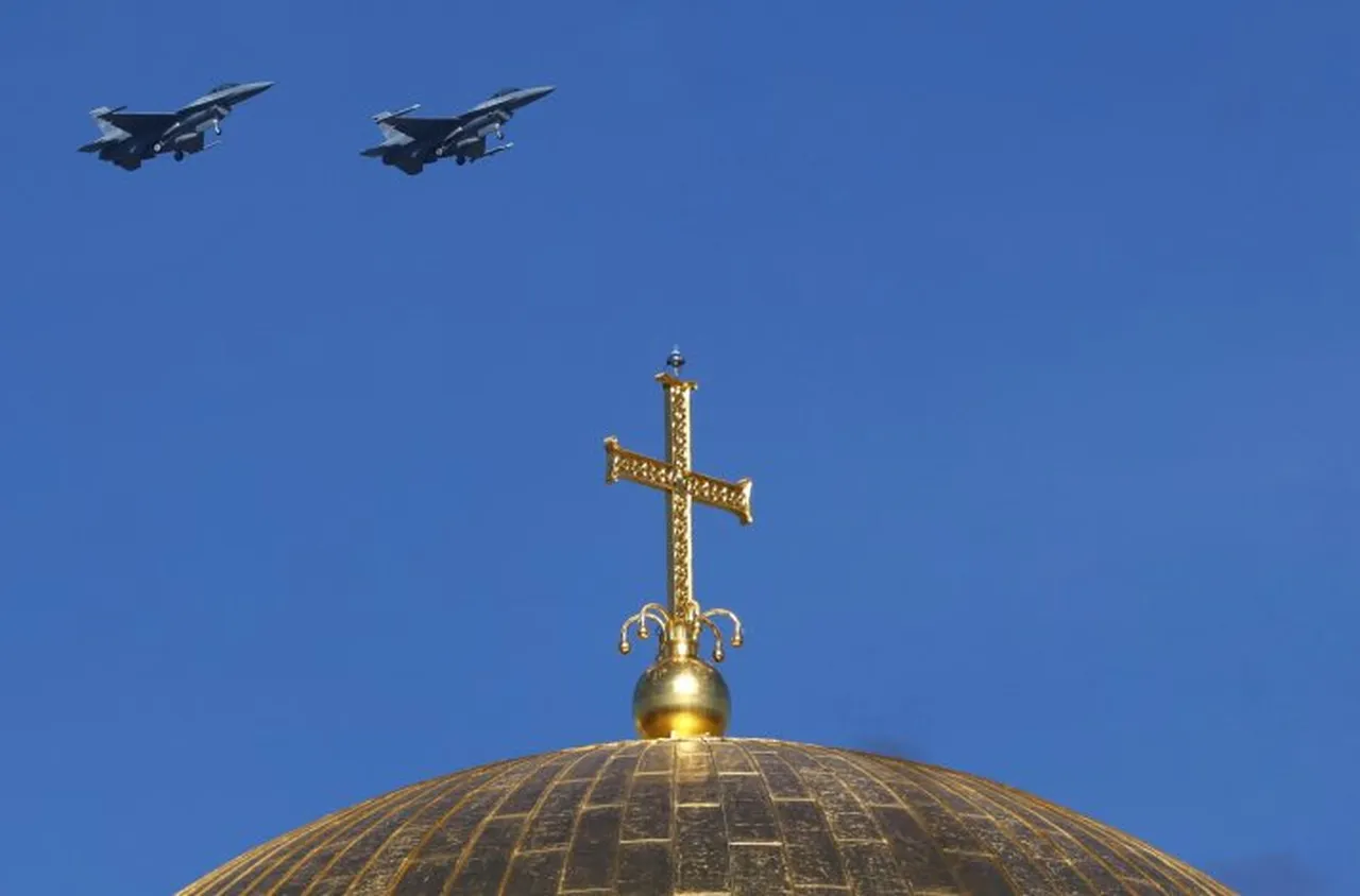 Изтребители F-16 прелетяха над София