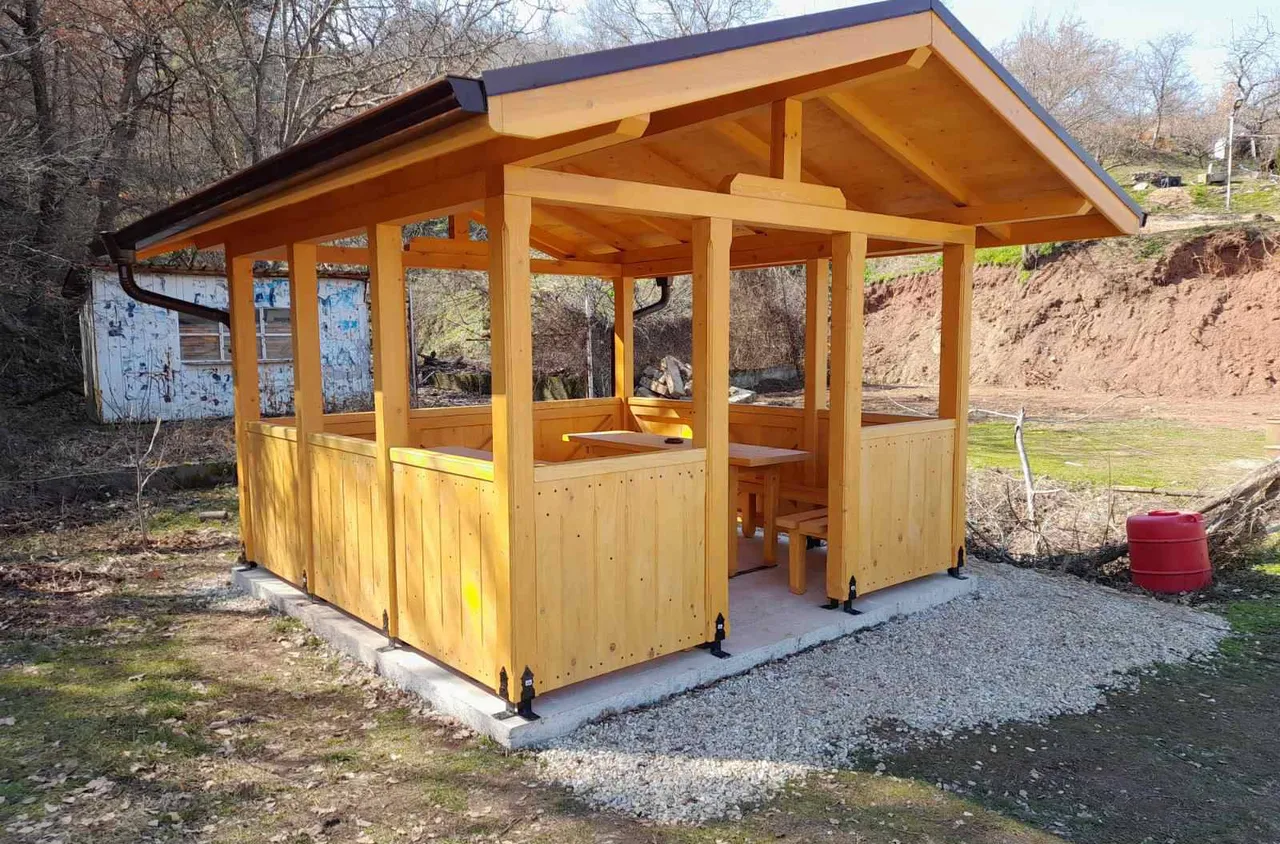 Нова беседка посреща посетителите на входа на село Скрино