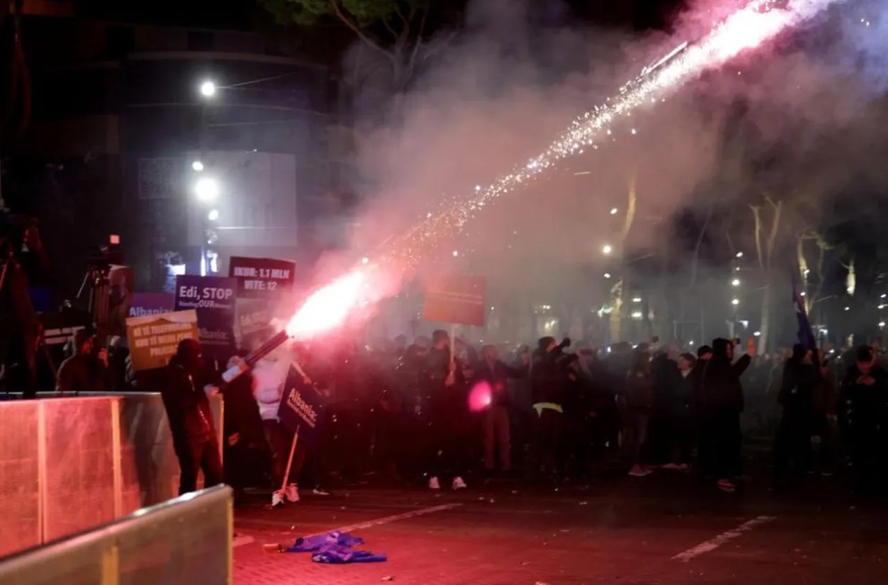 Напрежение и сблъсъци на антиправителствен протест в Тирана
