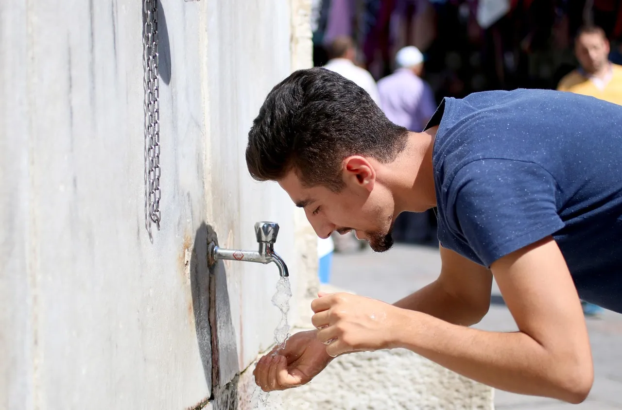 Колко вода да пием в предстоящите жеги