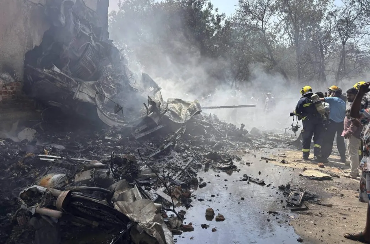 Пътнически самолет за Лондон се разби в жилищен квартал в Индия