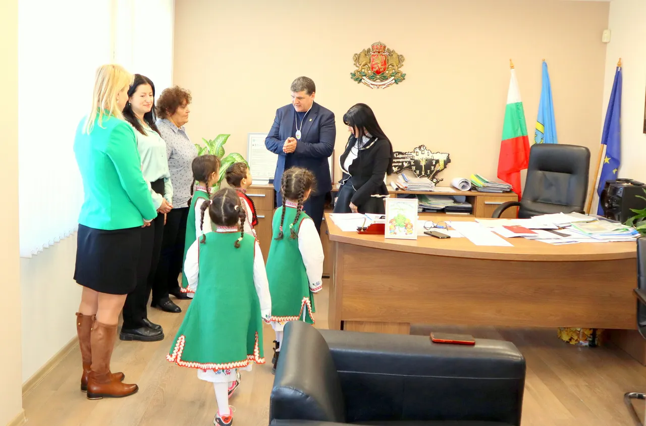 Децата от ДГ "Патиланци" в Микрево посетиха общинска администрация Струмяни