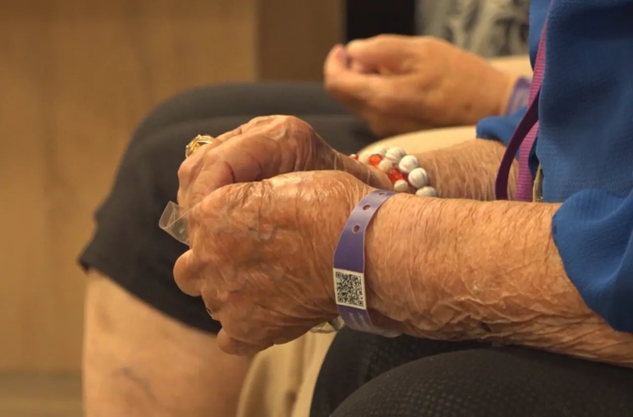 Лилави гривни с вграден QR код вече помагат на хора с деменция в Бургас