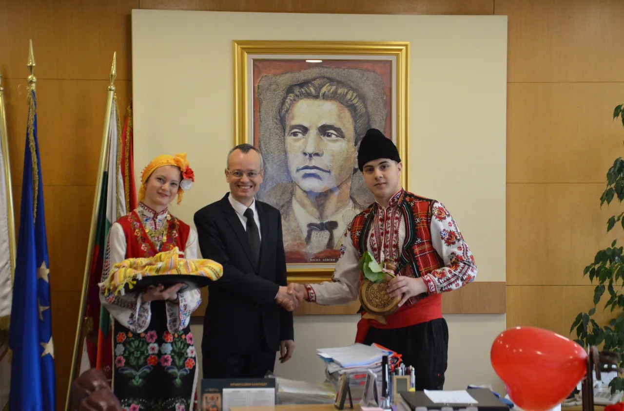 Младежи от Общински младежки парламент изненадаха кмета Байкушев