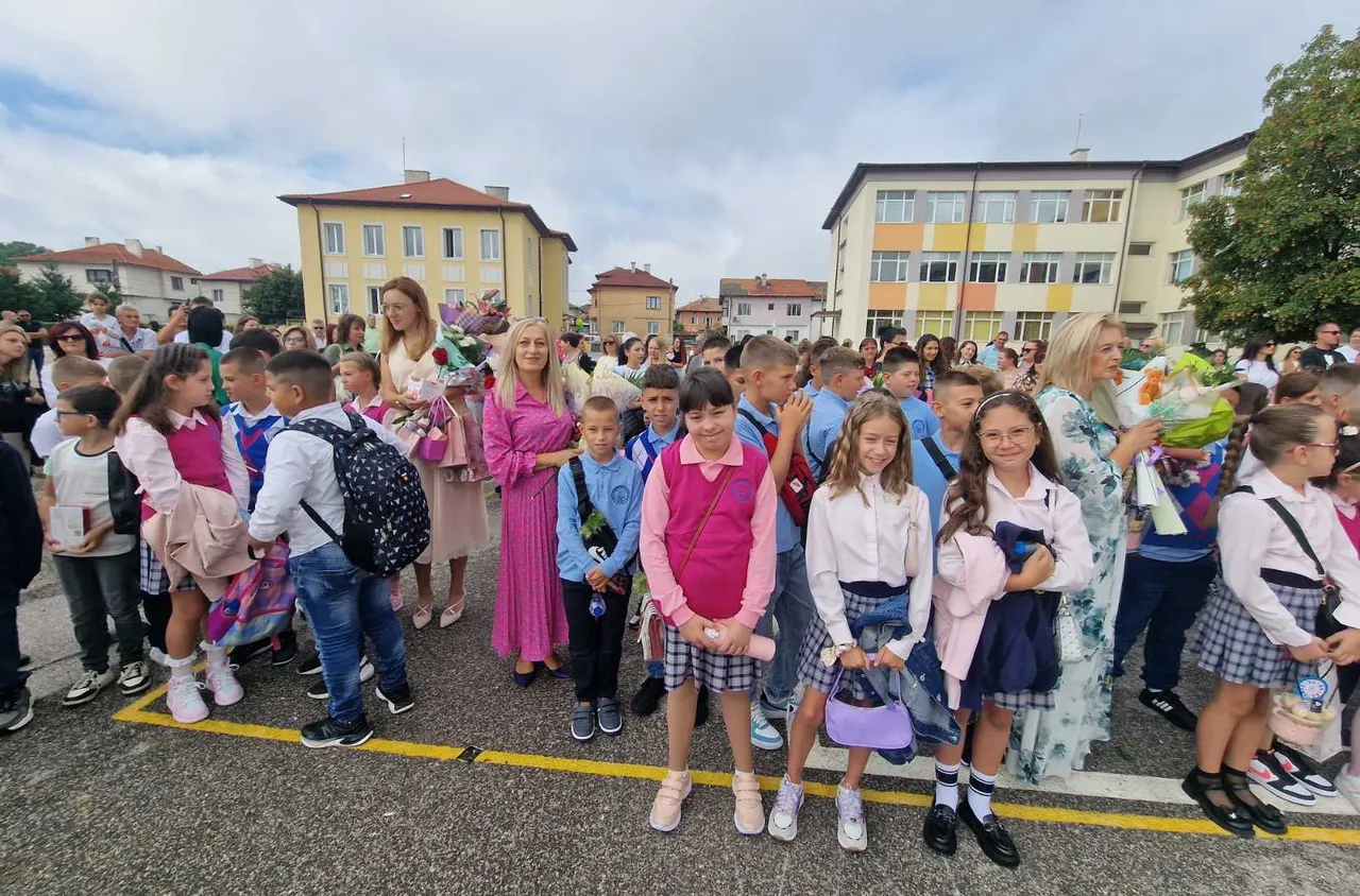 ОУ "Никола Парапунов" - Разлог откри учебната година с изпълнение на мажоретния си състав