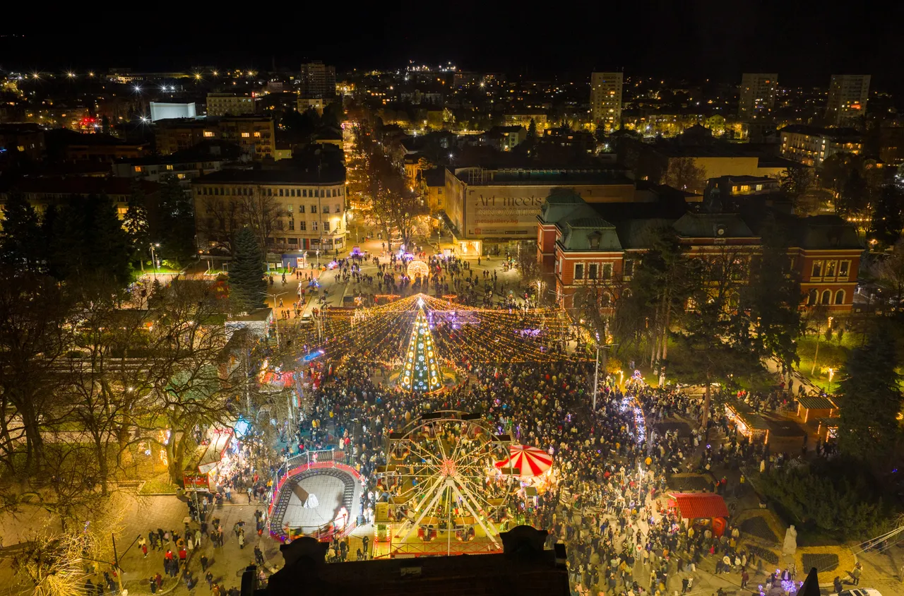 На един от най-хубавите празници - светлините на кюстендилската елха озариха града