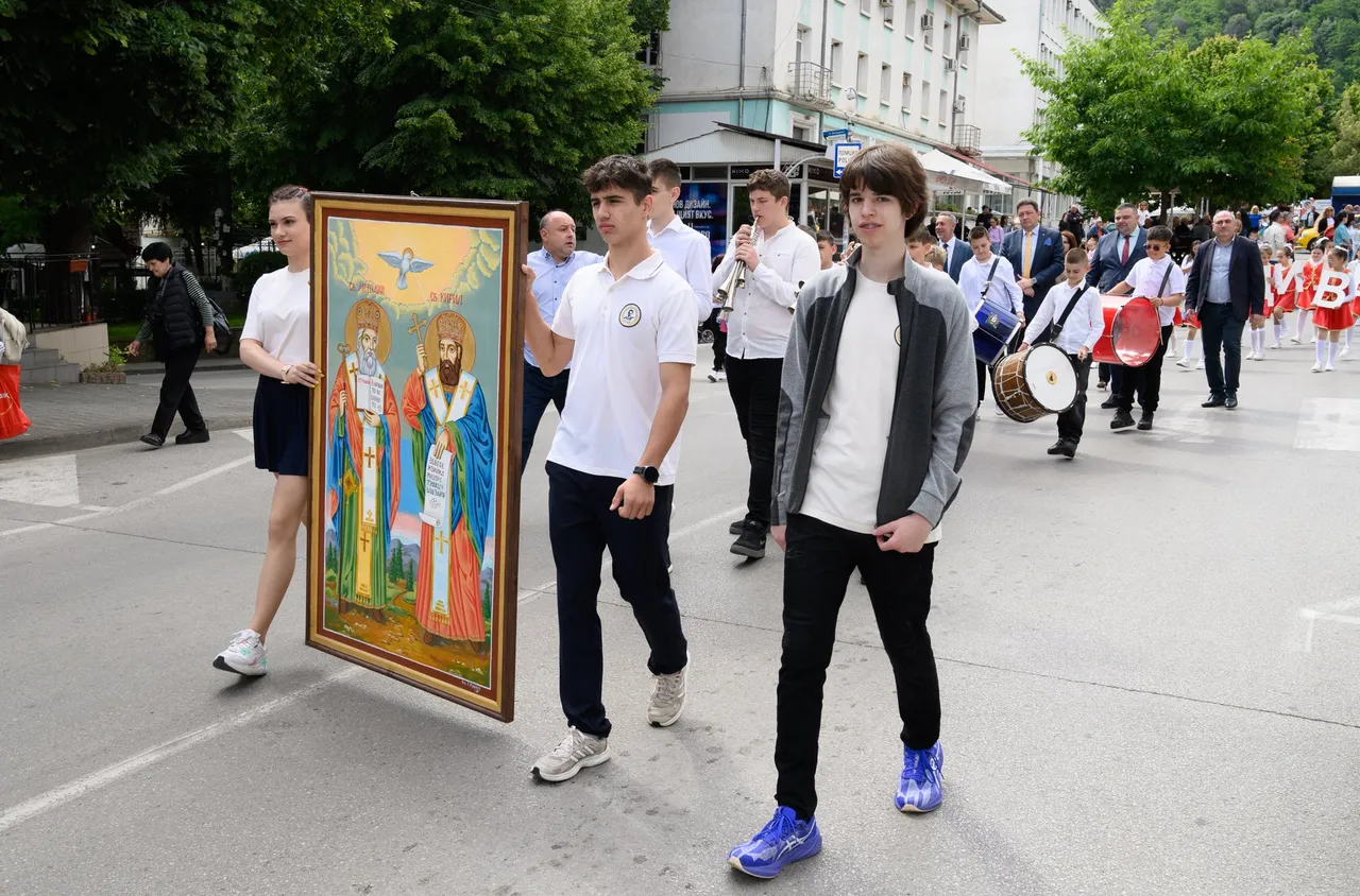 Стотици се включиха в празнично шествие по повод 24 май в Петрич