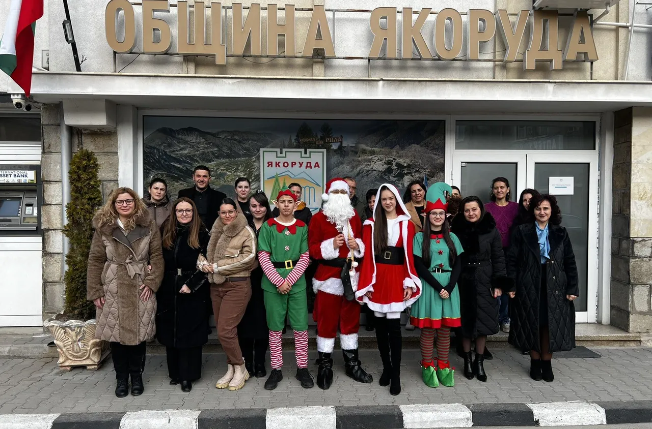 Дядо Коледа пристигна в Якоруда с подаръци за децата