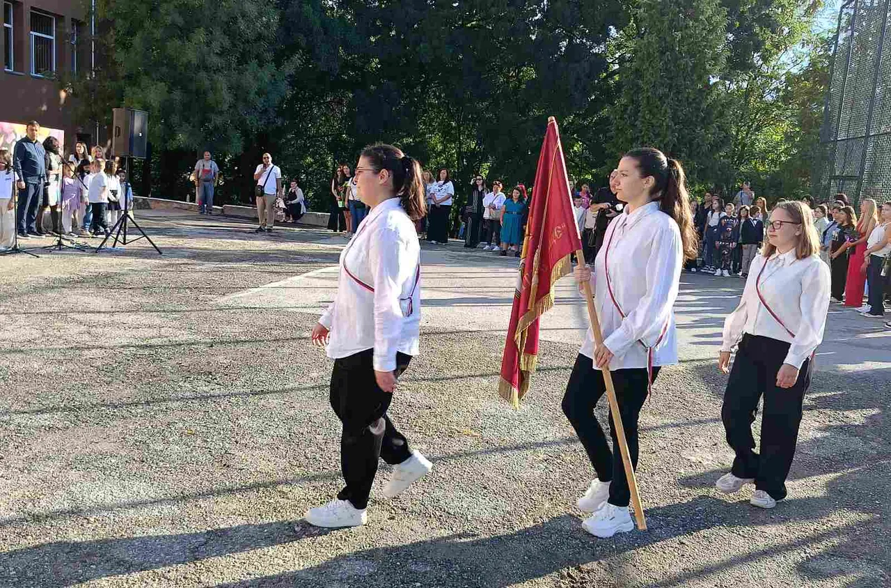 Училищата в Бобов дол посрещнаха своите ученици