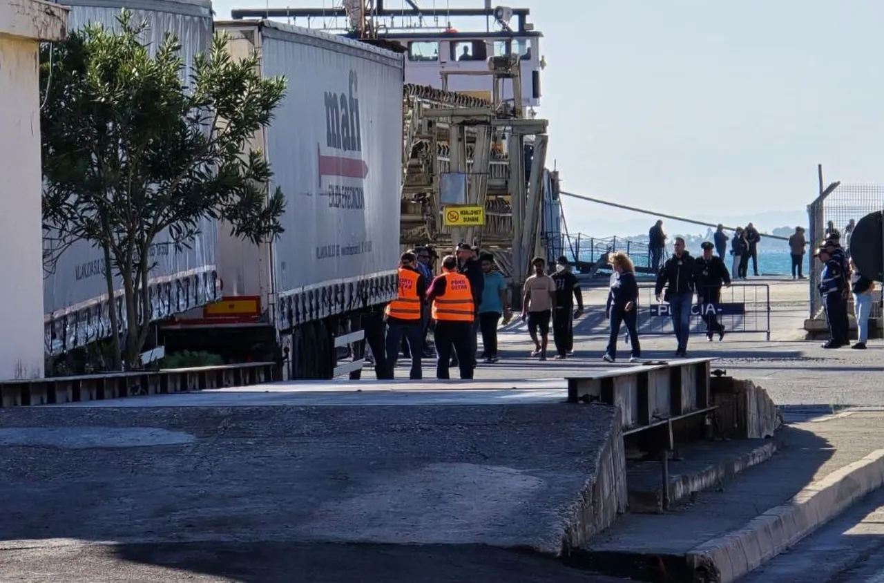 Първият италиански кораб с бежанци пристигна в Албания