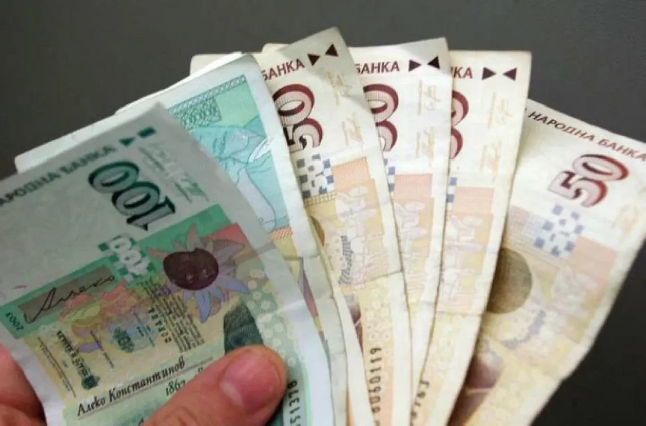 1077 лв. става минималната заплата от януари