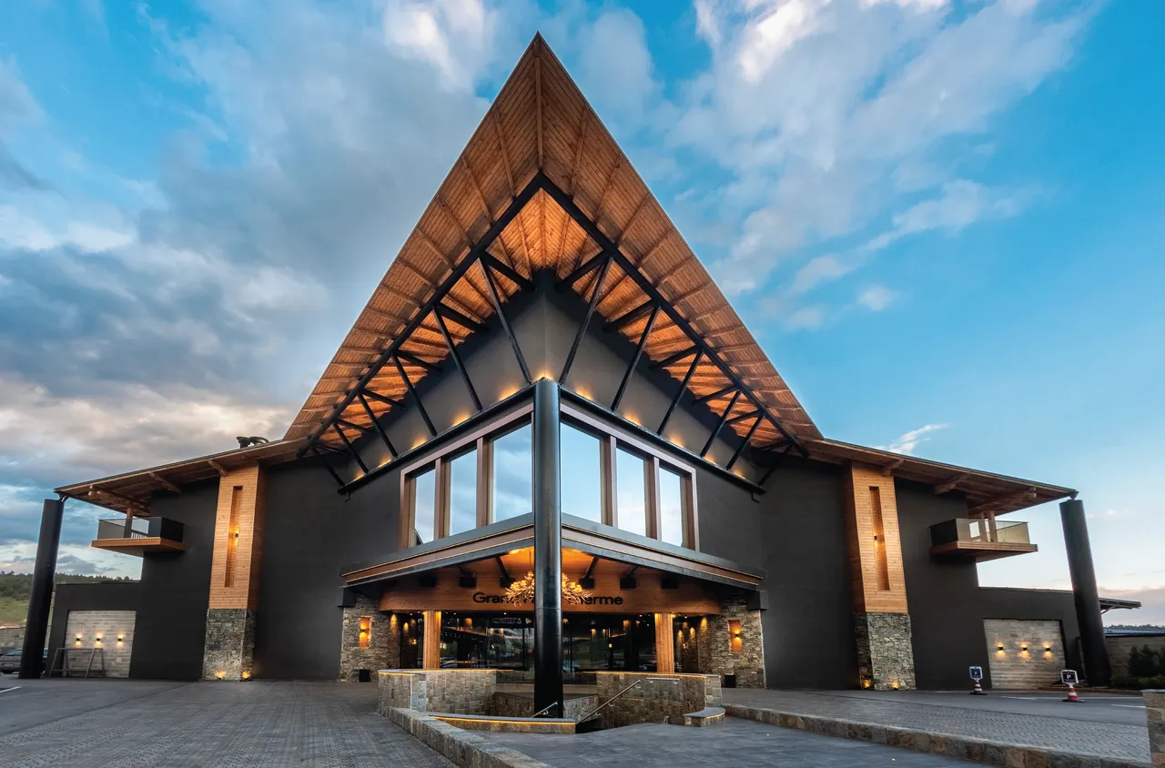 Мистериозно рали акостира в Grand Hotel Therme