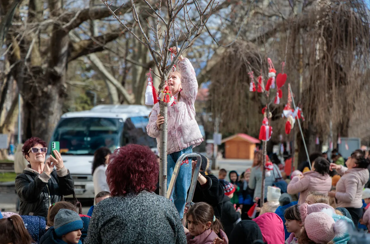 Децата на Кюстендил украсиха града с над 1000 мартеници
