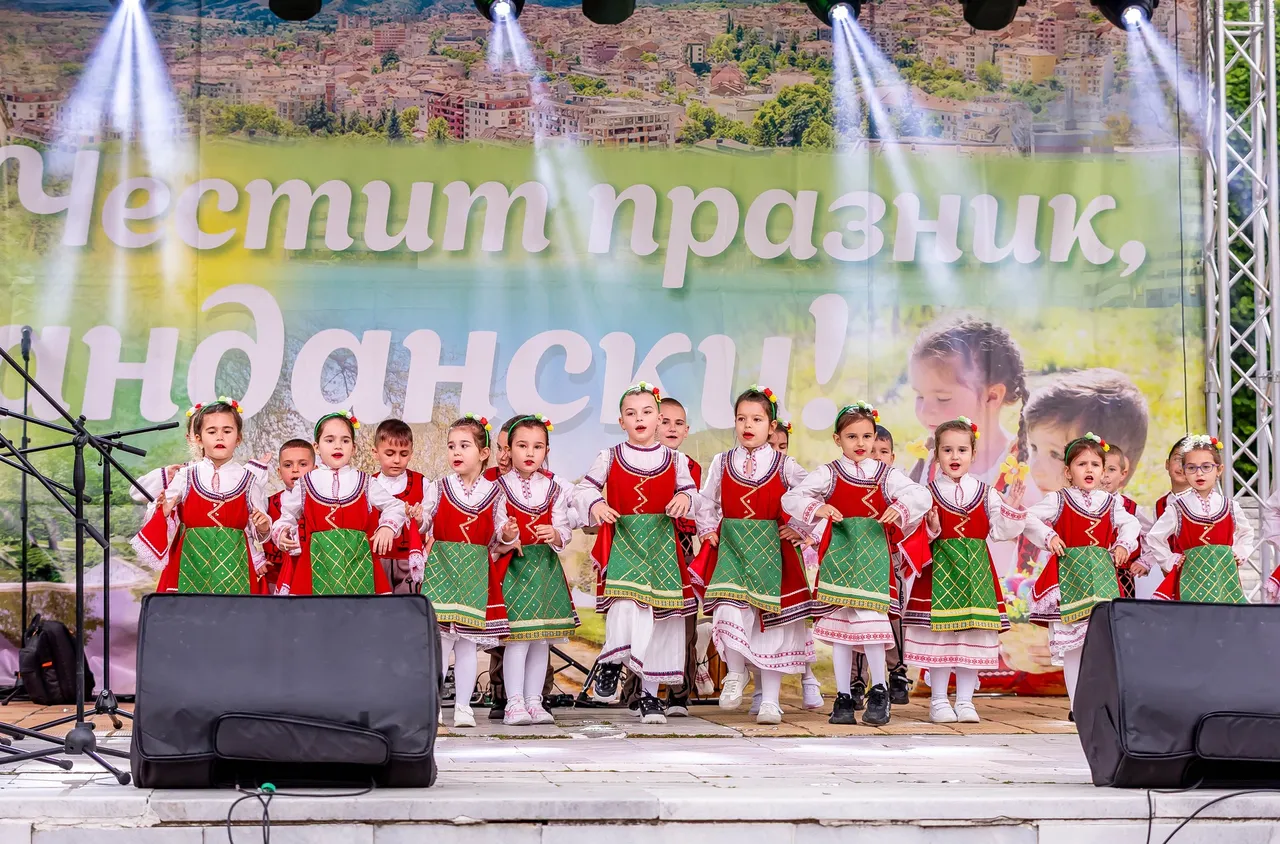 Малките таланти на Сандански с празничен концерт/снимки/