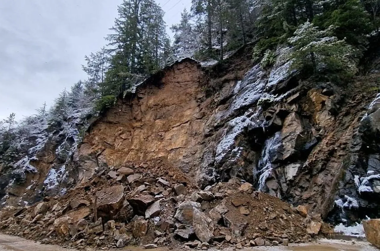 Свлачище затвори и пътя Смолян - Малка Арда - Баните