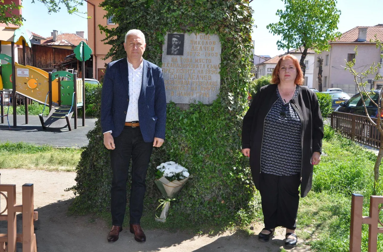 Цветя и почит пред паметника на Гоце Делчев в Разлог
