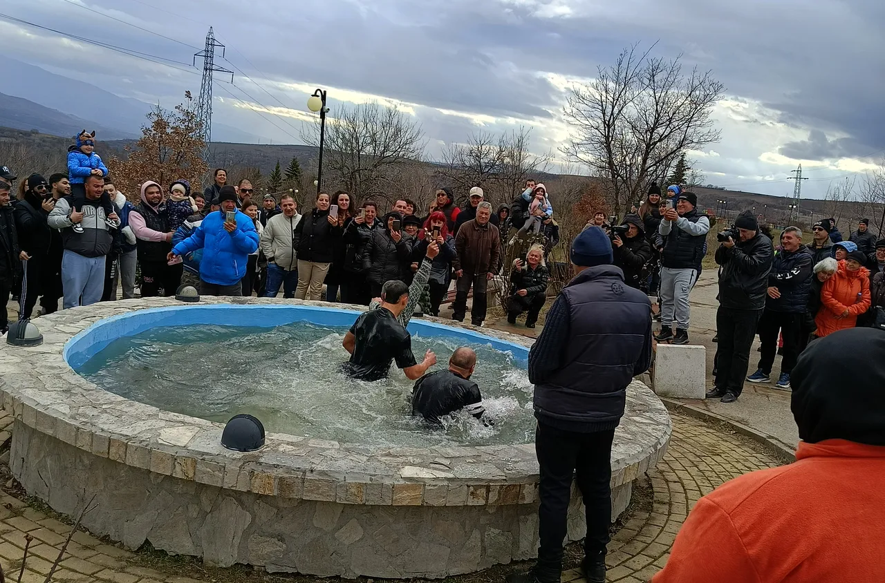 Спасиха Богоявленския кръст и в Бобов дол
