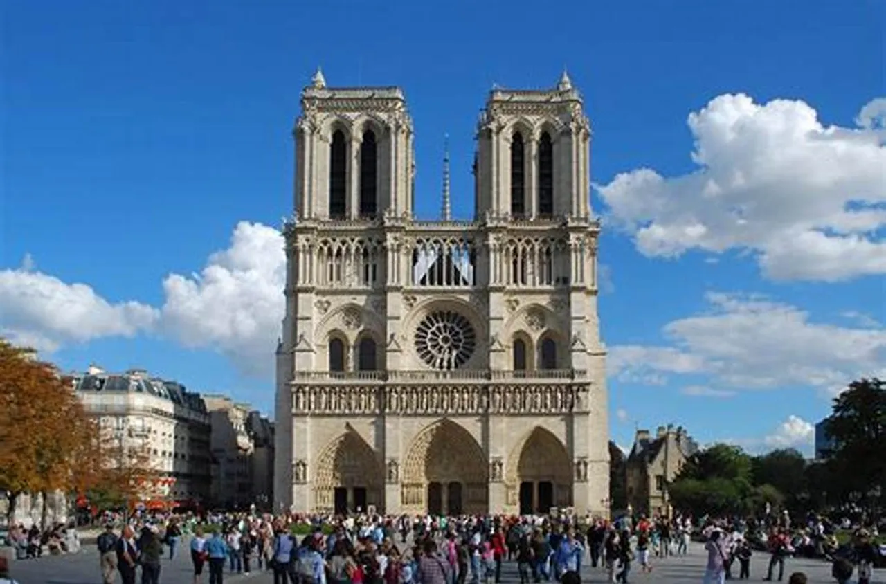 Камбаните на "Нотр Дам" отново прозвучаха в Париж  