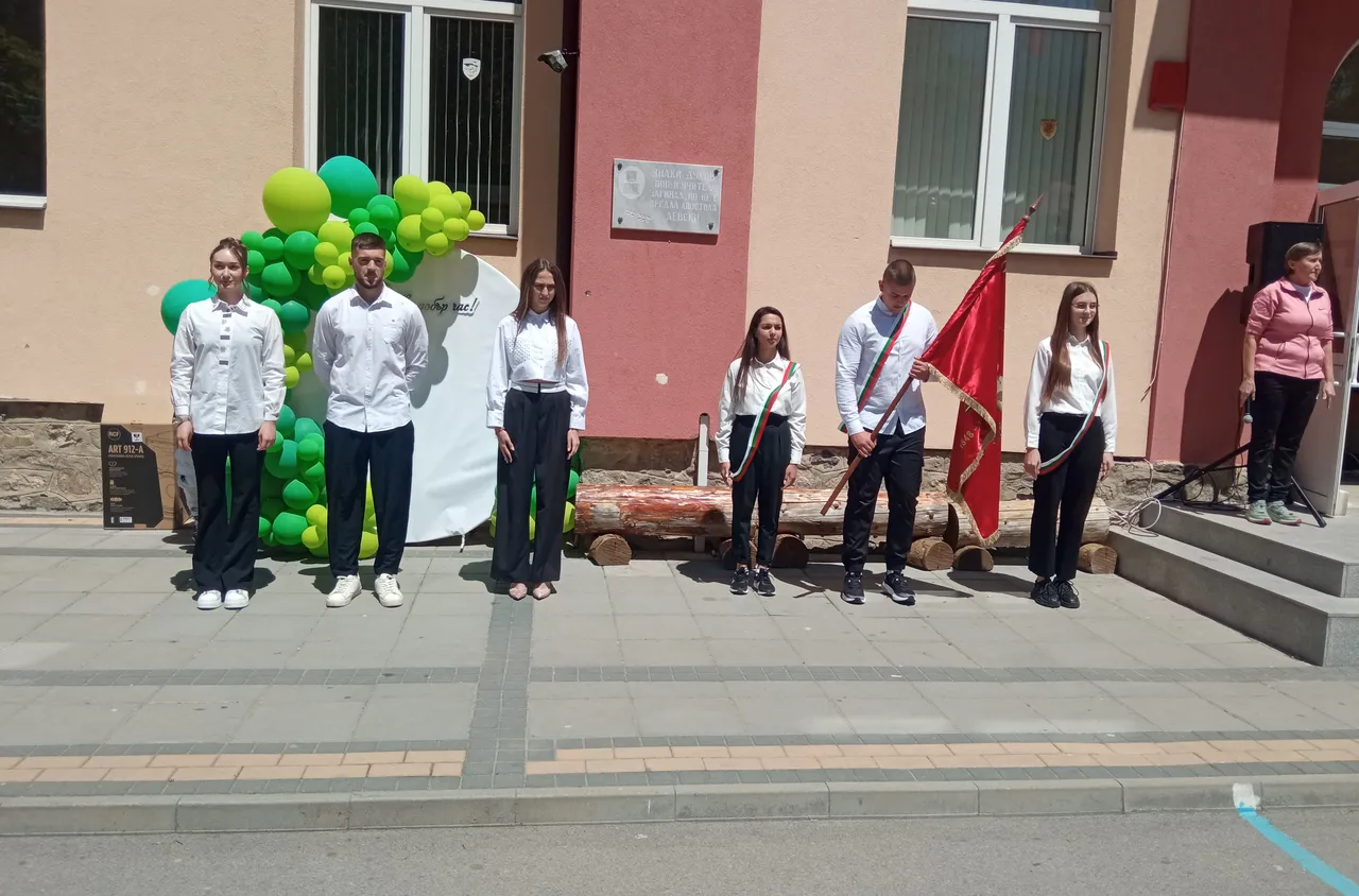 Удари последният училищен звънец за випуск 2025 на СУ "Христо Ботев" в Сапарева баня