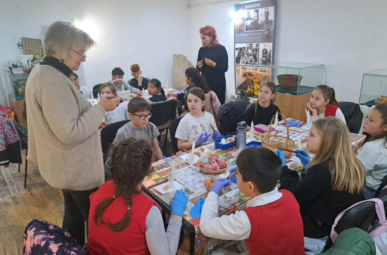 Работилници за великденски яйца вдъхновяват деца в Разлог