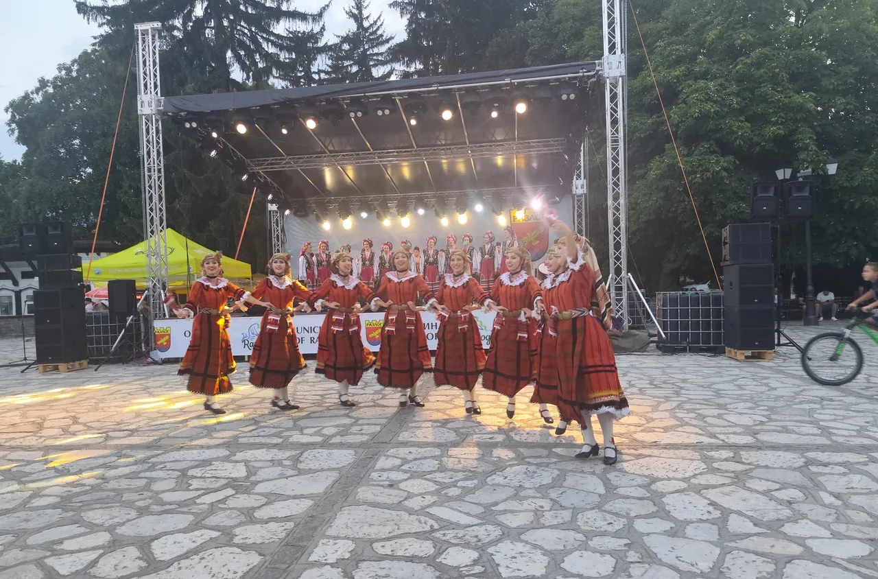 Ансамбъл Тракия "нарисува" България в Разлог
