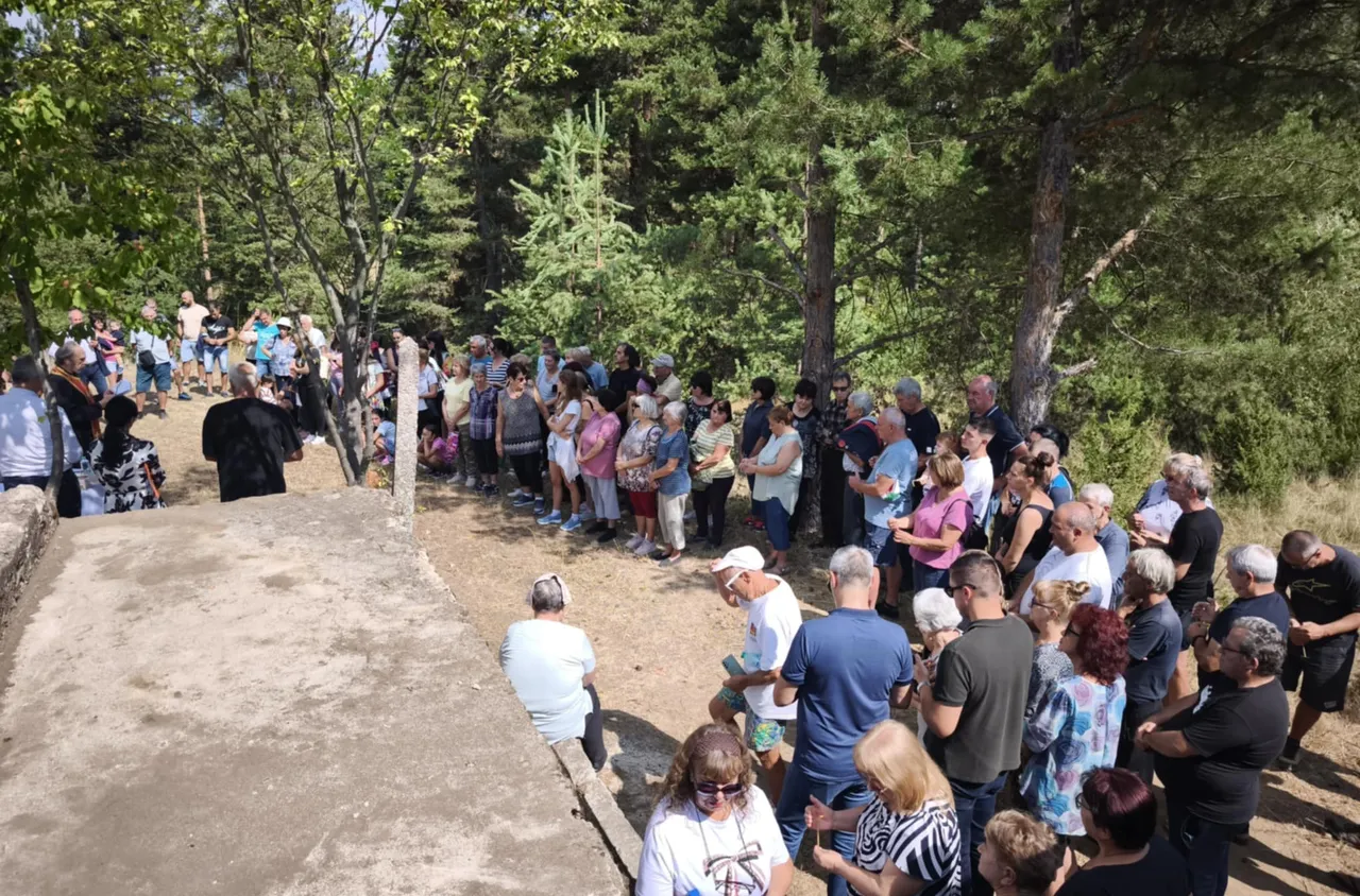 Тържествено беше осветен новият 12-метров кръст в с. Баня