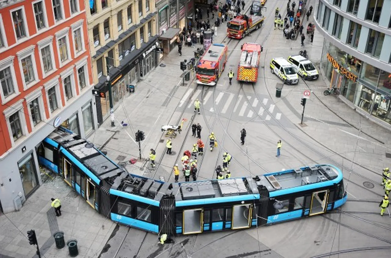 Трамвай се вряза в магазин в Осло  