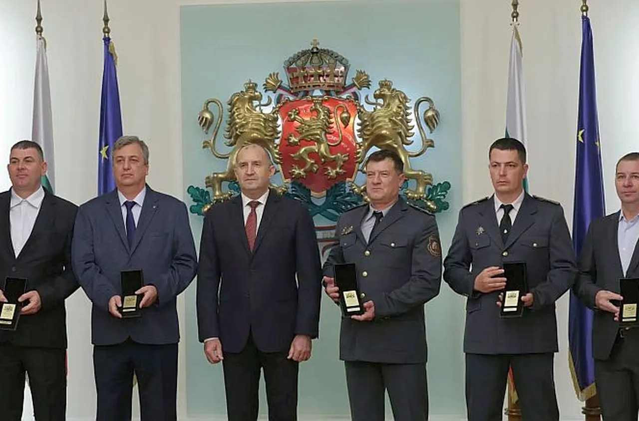 Президентът с Почетен знак зa Явор Хаджиев от Благоевград