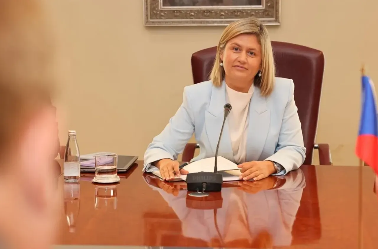 ВМРО-ДПМНЕ изключи министърката с български паспорт