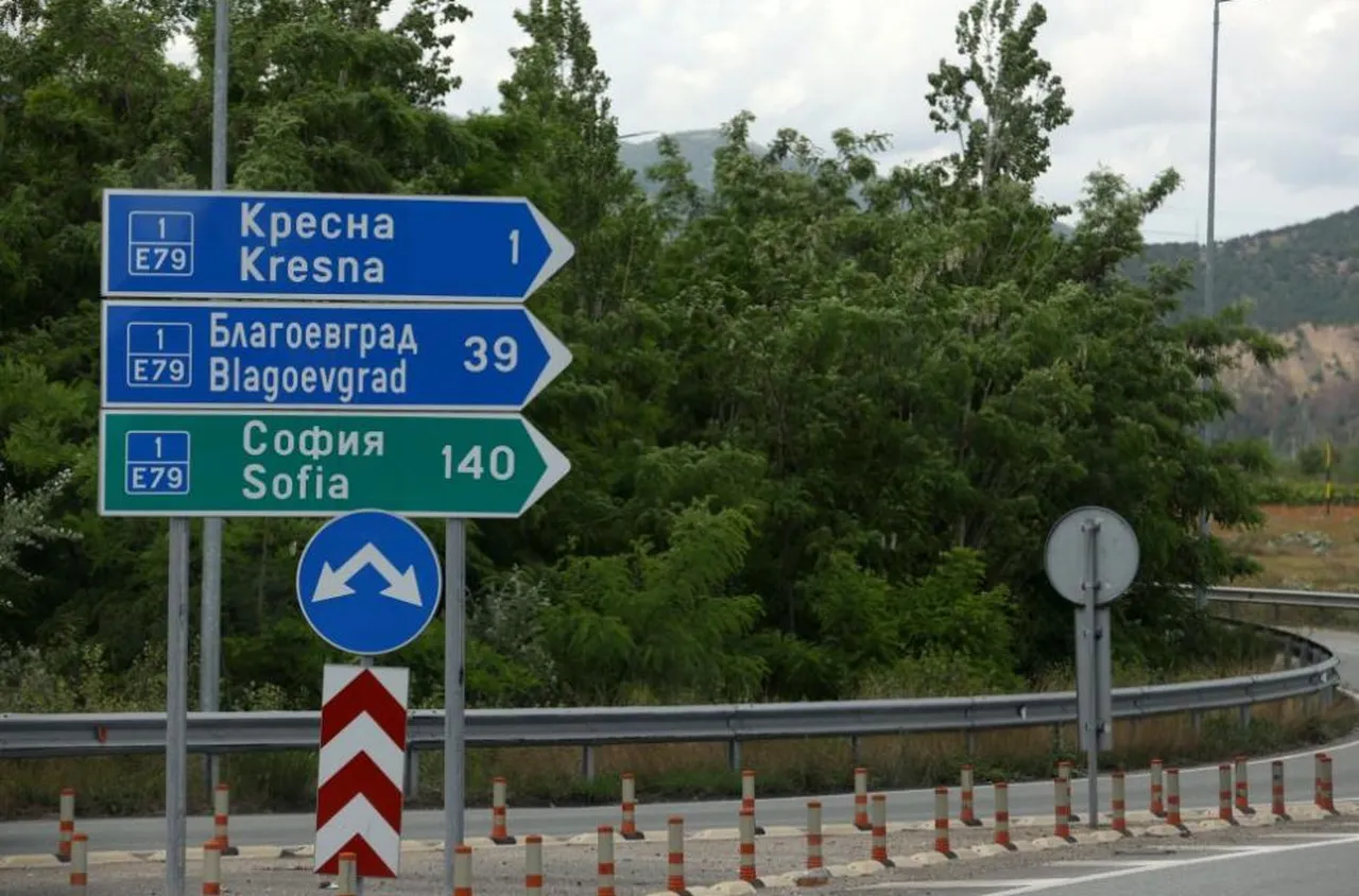 Паднали камъни предизвикаха задръстване в Кресненското дефиле