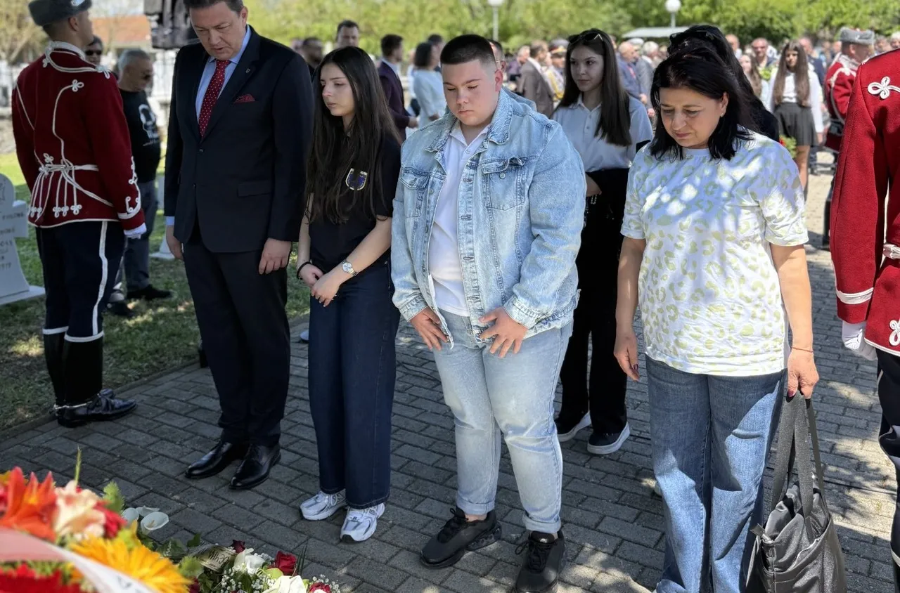 Ученици от Петрич положиха цветя пред Българския военен мемориал в Ново село
