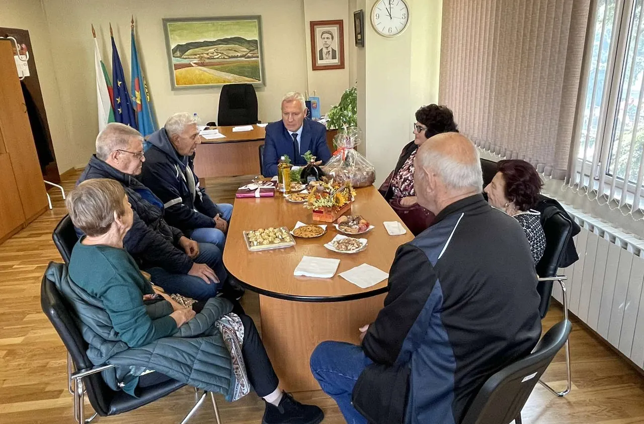 Поканиха кмета на Разлог за кум на 113 сватби