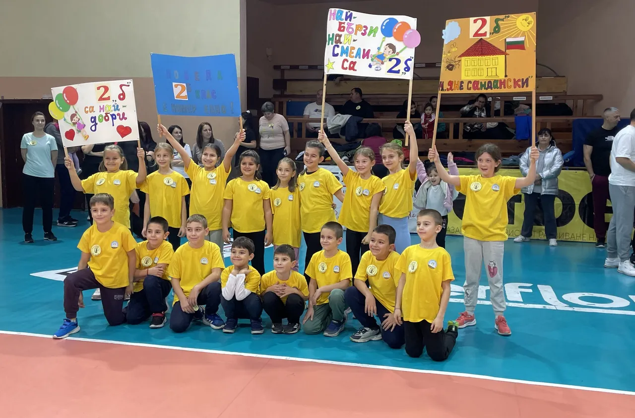 Ученици от ОУ "Яне Сандански" в Разлог поставиха началото на празника "Мама, татко и аз"