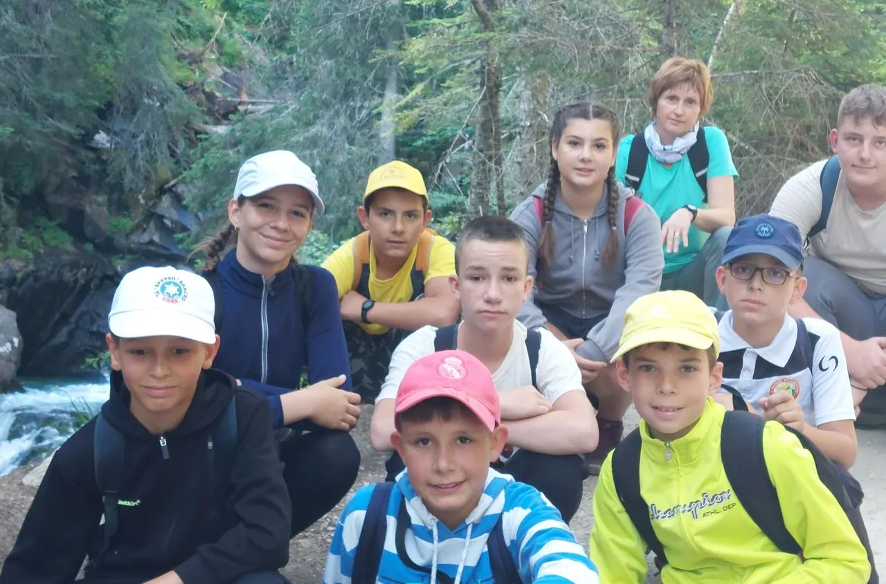 Деца от Банско на планински поход до Долно Василашко езеро