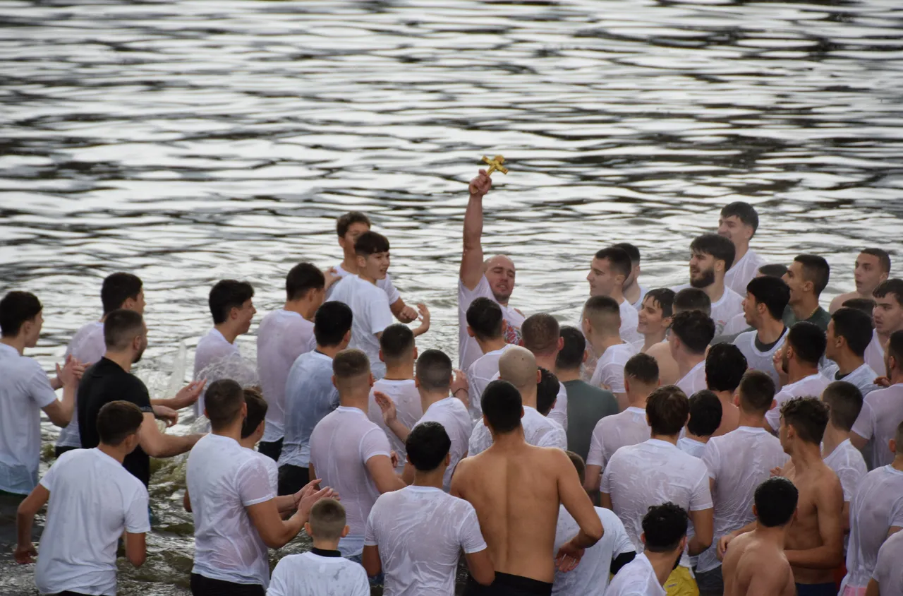Лазар Джаков извади светия кръст в Сандански