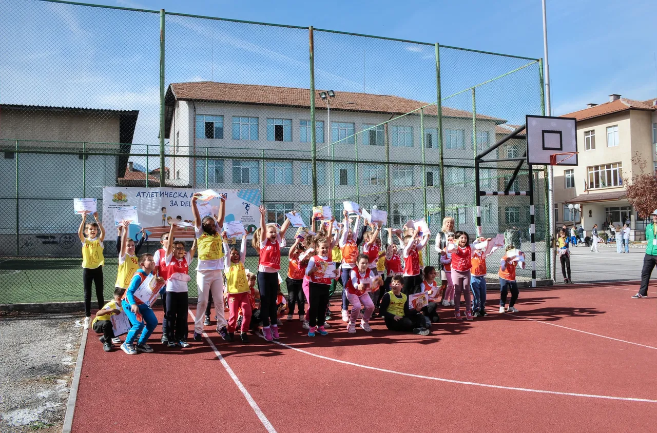 Деца се включиха е състезания по лека атлетика в Банско