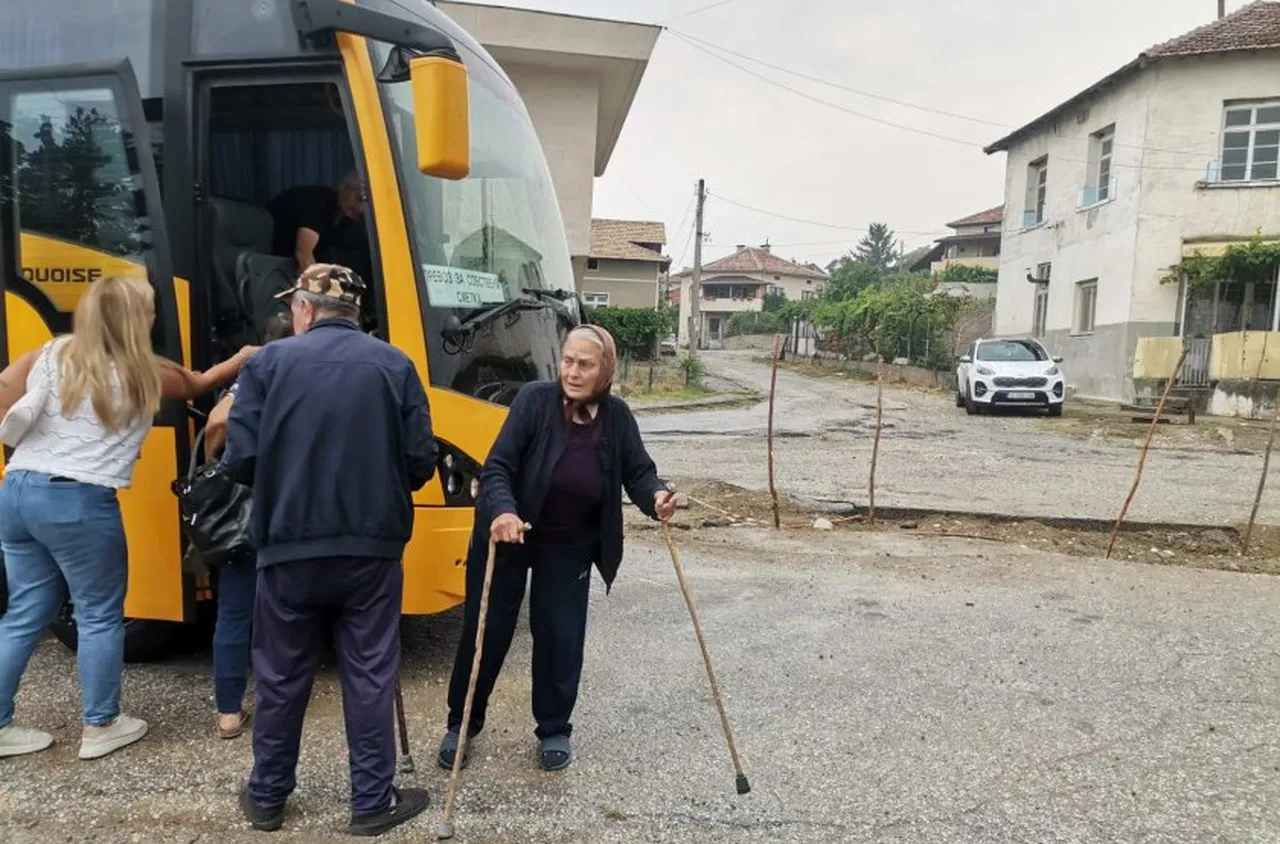 Жителите на село Плоски се завръщат по домовете си