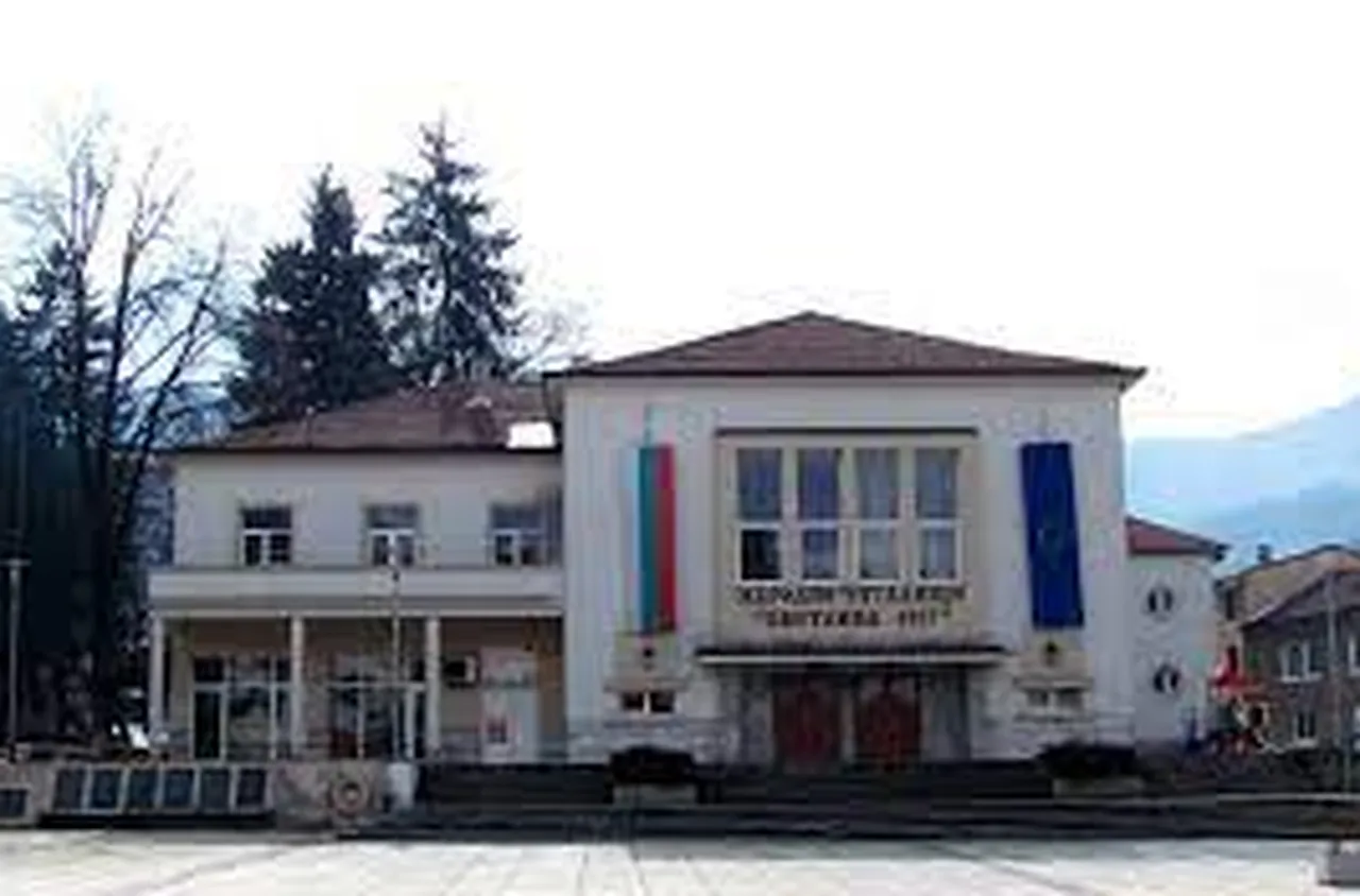 Реновират читалищния салон в Якоруда