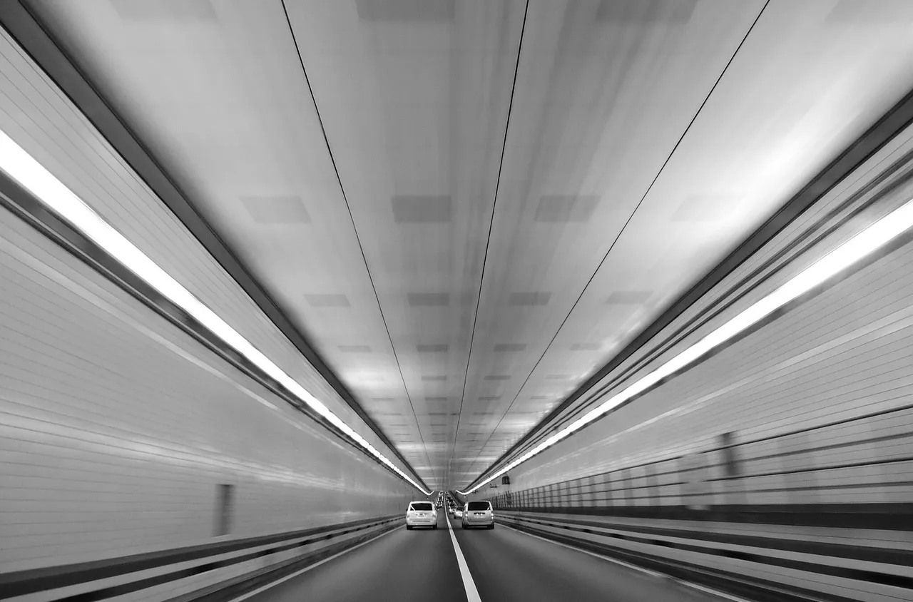 Първата магистрала, която зарежда електромобили, вече е факт