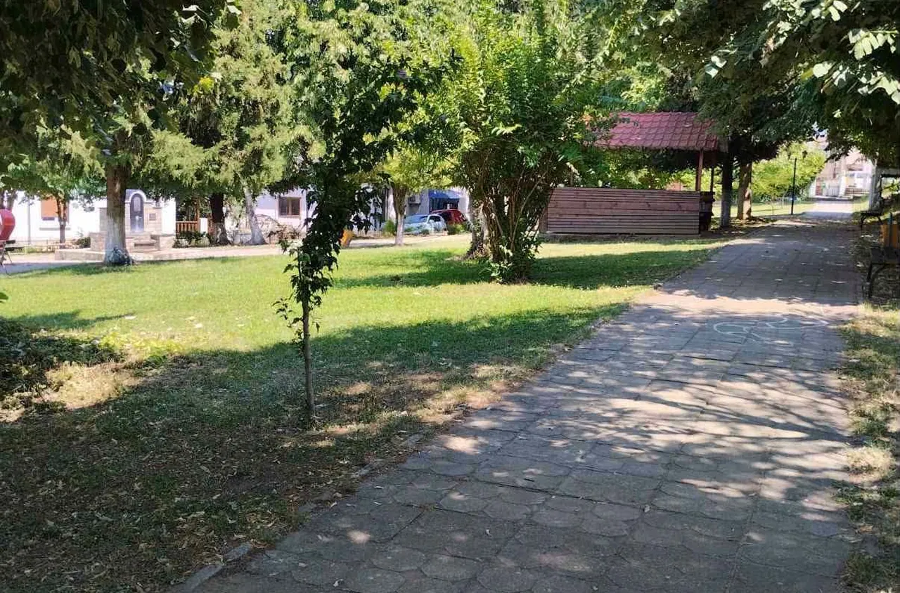 Обновяват парковото пространство в центъра на село Беласица