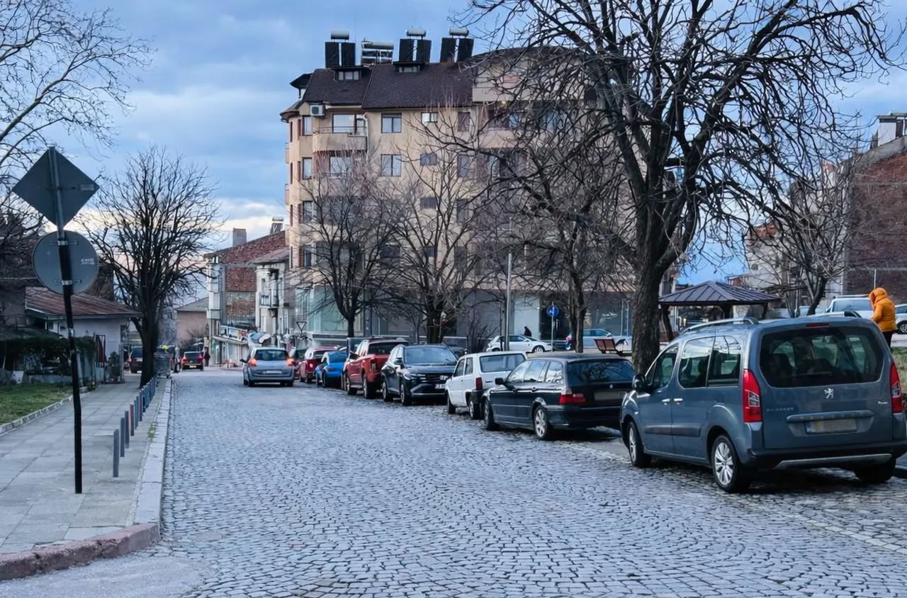 Нови паркоместа и тротоарна настилка на ул. "Солунска" в Сандански