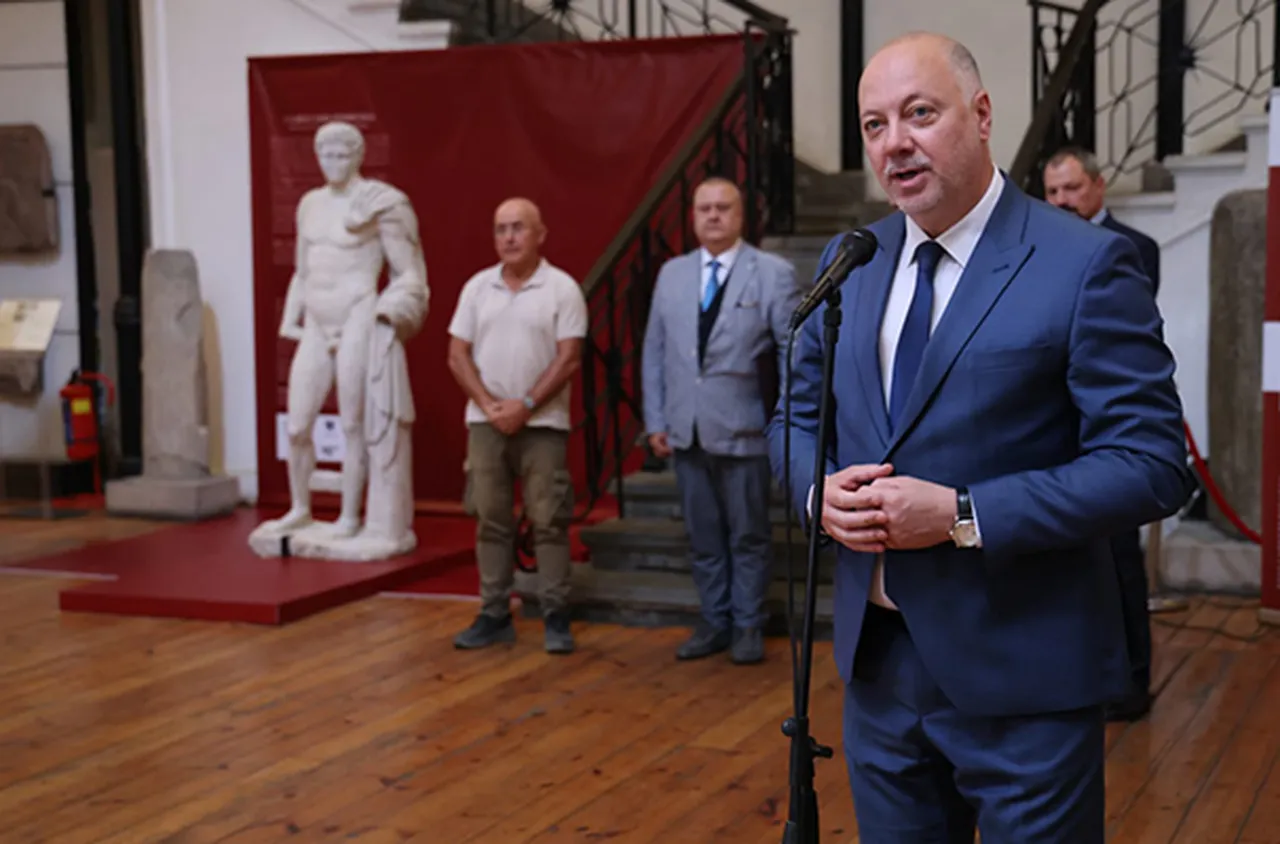 Втората статуя от Хераклея Синтика беше показана пред публика