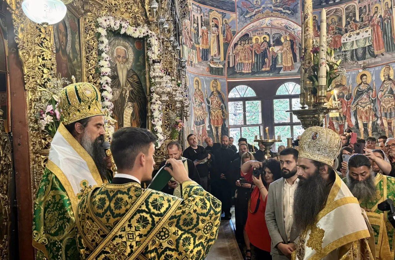 Стотици миряни почетоха годишнината от интронизацията на патриарх Даниил