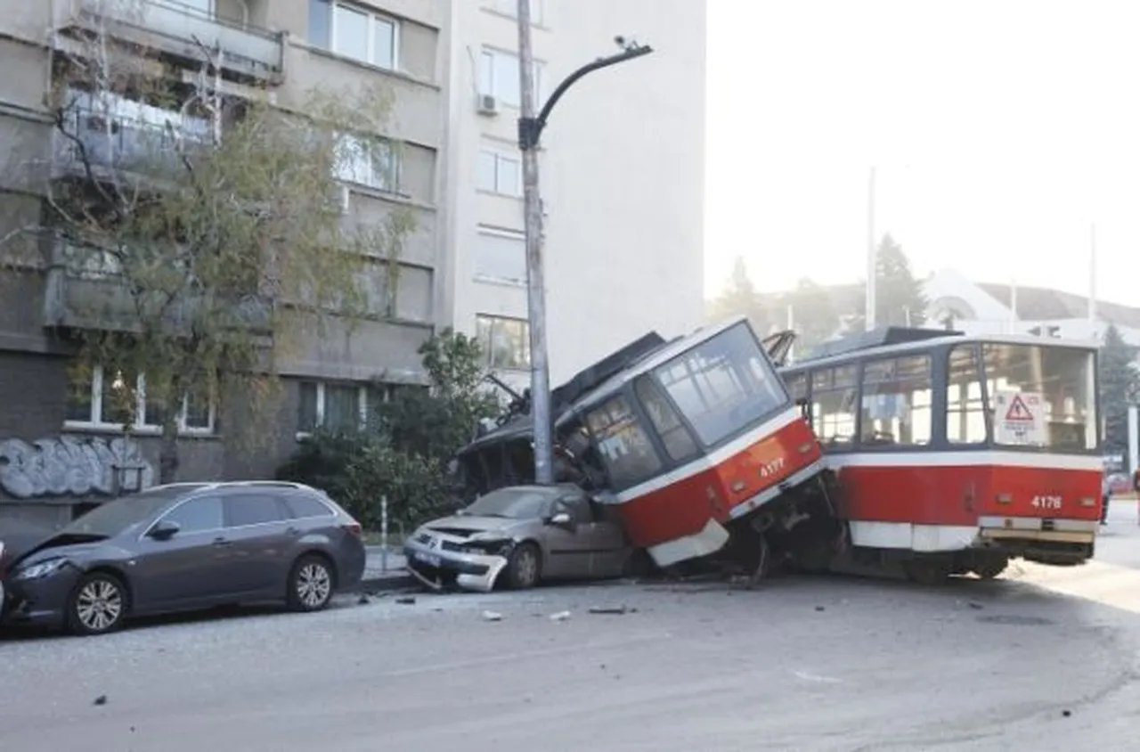Трамвай дерайлира при Румънското посолство и удари няколко коли