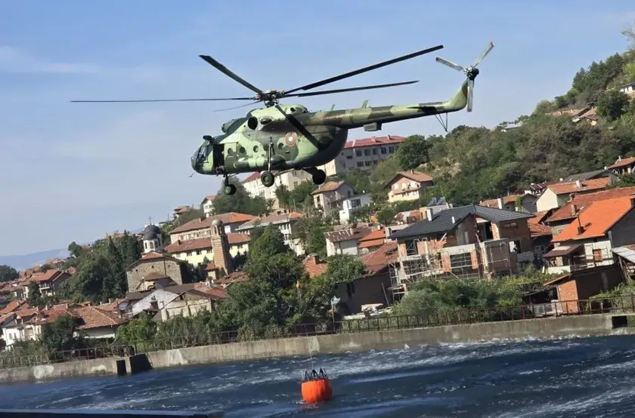 Хеликоптер гаси новия пожар в Рила