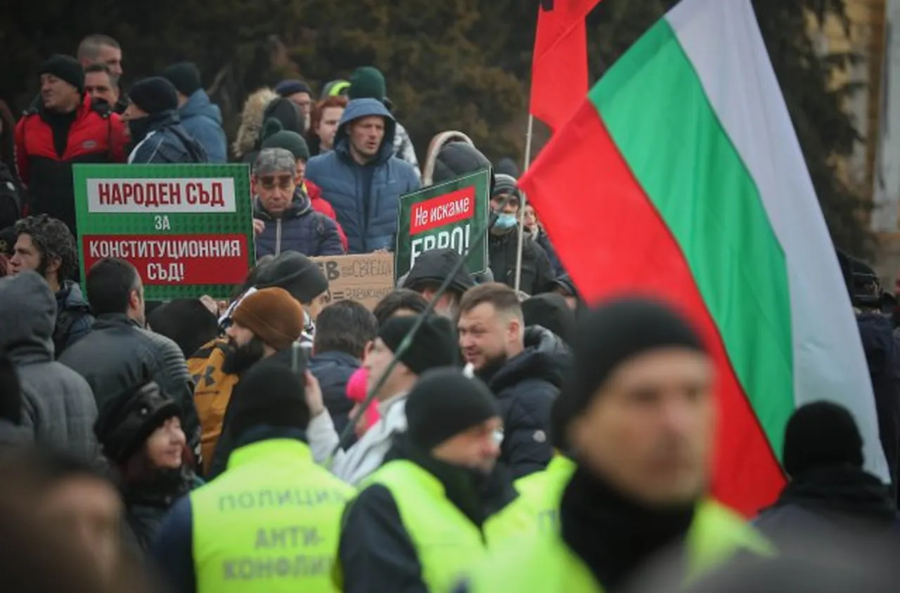 Протест "за" лева и срещу еврото пред парламента