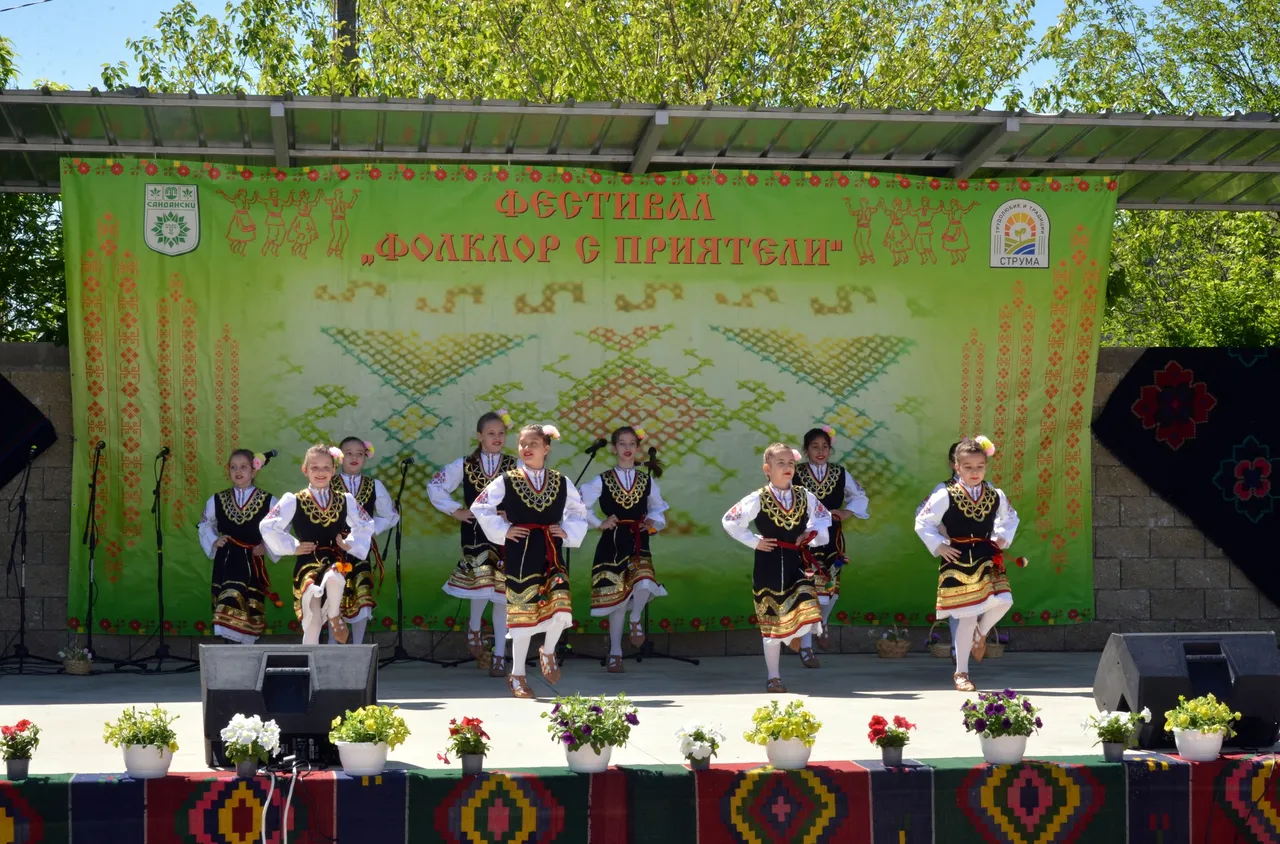 Село Струма стана сцена на пъстър празник на българските традиции